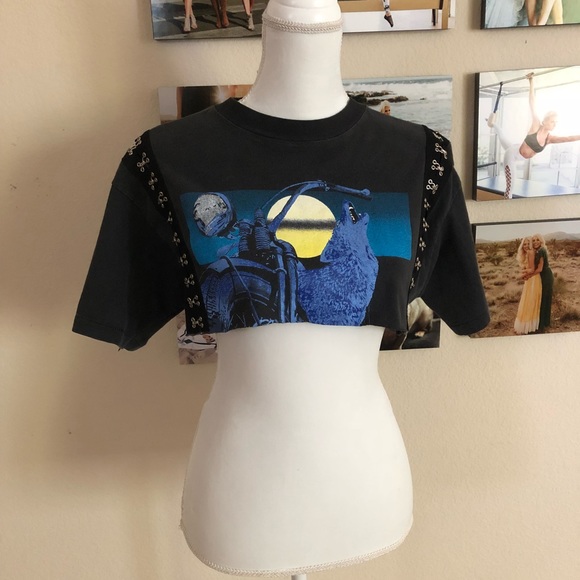 LF Tops - LF Stores Wolf Pact Crop Top. One Size.